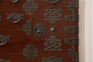 中古　美品!!　欅産業製　特注　漆塗り　朱塗り　上品な牡丹の金具がアクセントの米沢箪笥サイドボード(和タンス、収納たんす、引き出し)(定価約150万円)(R-066398)