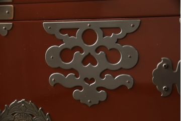 中古　美品!!　欅産業製　特注　漆塗り　朱塗り　上品な牡丹の金具がアクセントの米沢箪笥サイドボード(和タンス、収納たんす、引き出し)(定価約150万円)(R-066398)