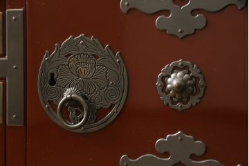 中古　美品!!　欅産業製　特注　漆塗り　朱塗り　上品な牡丹の金具がアクセントの米沢箪笥サイドボード(和タンス、収納たんす、引き出し)(定価約150万円)(R-066398)