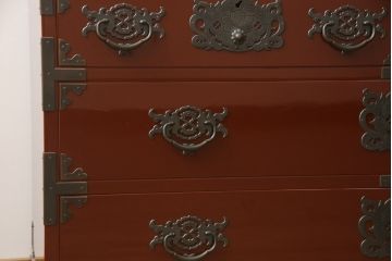 中古　美品!!　欅産業製　特注　漆塗り　朱塗り　上品な牡丹の金具がアクセントの米沢箪笥サイドボード(和タンス、収納たんす、引き出し)(定価約150万円)(R-066398)