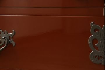 中古　美品!!　欅産業製　特注　漆塗り　朱塗り　上品な牡丹の金具がアクセントの米沢箪笥サイドボード(和タンス、収納たんす、引き出し)(定価約150万円)(R-066398)