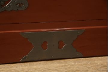 中古　美品!!　欅産業製　特注　漆塗り　朱塗り　上品な牡丹の金具がアクセントの米沢箪笥サイドボード(和タンス、収納たんす、引き出し)(定価約150万円)(R-066398)