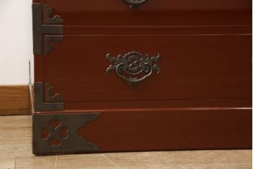 中古　美品!!　欅産業製　特注　漆塗り　朱塗り　上品な牡丹の金具がアクセントの米沢箪笥サイドボード(和タンス、収納たんす、引き出し)(定価約150万円)(R-066398)