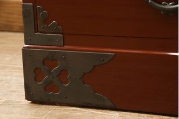 中古　美品!!　欅産業製　特注　漆塗り　朱塗り　上品な牡丹の金具がアクセントの米沢箪笥サイドボード(和タンス、収納たんす、引き出し)(定価約150万円)(R-066398)