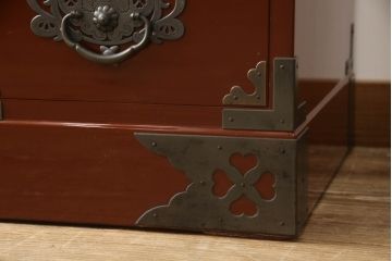 中古　美品!!　欅産業製　特注　漆塗り　朱塗り　上品な牡丹の金具がアクセントの米沢箪笥サイドボード(和タンス、収納たんす、引き出し)(定価約150万円)(R-066398)