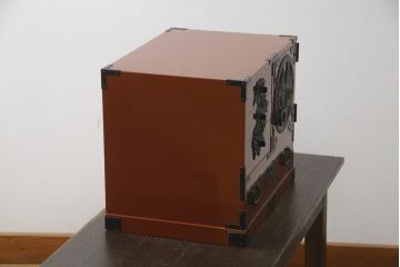 中古　欅産業　漆塗り　朱塗り　迫力のある手打ち金具が目を引く仙台民芸小箪笥(仙台箪笥、片開小箪笥、小引き出し、小物収納、卓上収納)(R-066402)