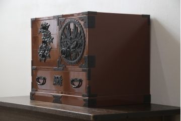 中古　欅産業　漆塗り　朱塗り　迫力のある手打ち金具が目を引く仙台民芸小箪笥(仙台箪笥、片開小箪笥、小引き出し、小物収納、卓上収納)(R-066402)