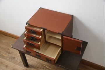 中古　欅産業　漆塗り　朱塗り　迫力のある手打ち金具が目を引く仙台民芸小箪笥(仙台箪笥、片開小箪笥、小引き出し、小物収納、卓上収納)(R-066402)