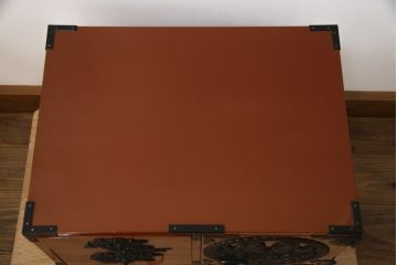 中古　欅産業　漆塗り　朱塗り　迫力のある手打ち金具が目を引く仙台民芸小箪笥(仙台箪笥、片開小箪笥、小引き出し、小物収納、卓上収納)(R-066402)