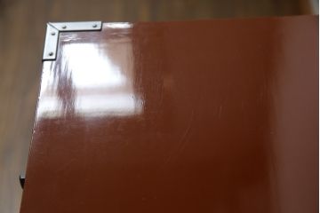 中古　欅産業　漆塗り　朱塗り　迫力のある手打ち金具が目を引く仙台民芸小箪笥(仙台箪笥、片開小箪笥、小引き出し、小物収納、卓上収納)(R-066402)