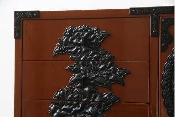 中古　欅産業　漆塗り　朱塗り　迫力のある手打ち金具が目を引く仙台民芸小箪笥(仙台箪笥、片開小箪笥、小引き出し、小物収納、卓上収納)(R-066402)