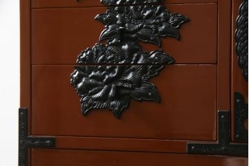 中古　欅産業　漆塗り　朱塗り　迫力のある手打ち金具が目を引く仙台民芸小箪笥(仙台箪笥、片開小箪笥、小引き出し、小物収納、卓上収納)(R-066402)