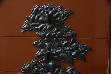 中古　欅産業　漆塗り　朱塗り　迫力のある手打ち金具が目を引く仙台民芸小箪笥(仙台箪笥、片開小箪笥、小引き出し、小物収納、卓上収納)(R-066402)