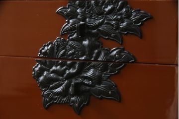 中古　欅産業　漆塗り　朱塗り　迫力のある手打ち金具が目を引く仙台民芸小箪笥(仙台箪笥、片開小箪笥、小引き出し、小物収納、卓上収納)(R-066402)