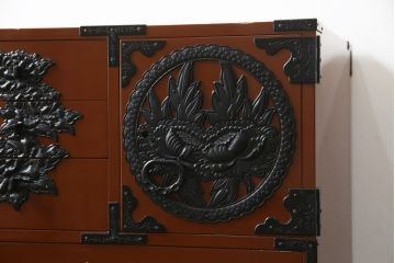 中古　欅産業　漆塗り　朱塗り　迫力のある手打ち金具が目を引く仙台民芸小箪笥(仙台箪笥、片開小箪笥、小引き出し、小物収納、卓上収納)(R-066402)