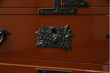 中古　欅産業　漆塗り　朱塗り　迫力のある手打ち金具が目を引く仙台民芸小箪笥(仙台箪笥、片開小箪笥、小引き出し、小物収納、卓上収納)(R-066402)