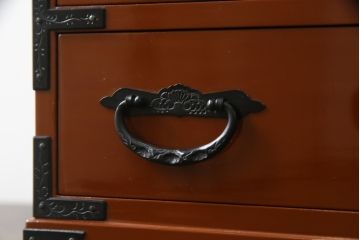 中古　欅産業　漆塗り　朱塗り　迫力のある手打ち金具が目を引く仙台民芸小箪笥(仙台箪笥、片開小箪笥、小引き出し、小物収納、卓上収納)(R-066402)