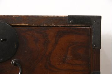 和製アンティーク　三方欅(ケヤキ)材　幅狭サイズが取り入れやすい帳場箪笥(引き出し、収納タンス、時代箪笥)(R-066405)