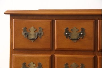 中古　美品!!　横浜クラシック家具　ダニエル(daniel)　アーリーアメリカン　カントリースタイルにおすすめなチェスト(小抽斗タンス、引き出し、洋服タンス、ハイチェスト)(定価約35万円)(R-066408)