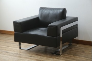 中古　オーストリア製　ヴィットマン(WITTMANN)　本革(レザー)　高級感漂う佇まいが魅力の1人掛けソファ(一人掛け、1P、アームソファ、ラウンジソファ)(R-066414)