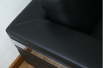 中古　オーストリア製　ヴィットマン(WITTMANN)　本革(レザー)　高級感漂う佇まいが魅力の1人掛けソファ(一人掛け、1P、アームソファ、ラウンジソファ)(R-066414)