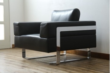 中古　オーストリア製　ヴィットマン(WITTMANN)　本革(レザー)　高級感漂う佇まいが魅力の1人掛けソファ(一人掛け、1P、アームソファ、ラウンジソファ)(R-066414)