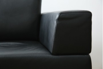 中古　オーストリア製　ヴィットマン(WITTMANN)　本革(レザー)　高級感漂う佇まいが魅力の1人掛けソファ(一人掛け、1P、アームソファ、ラウンジソファ)(R-066414)