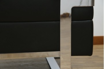 中古　オーストリア製　ヴィットマン(WITTMANN)　本革(レザー)　高級感漂う佇まいが魅力の1人掛けソファ(一人掛け、1P、アームソファ、ラウンジソファ)(R-066414)