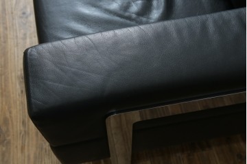 中古　オーストリア製　ヴィットマン(WITTMANN)　本革(レザー)　高級感漂う佇まいが魅力の1人掛けソファ(一人掛け、1P、アームソファ、ラウンジソファ)(R-066414)