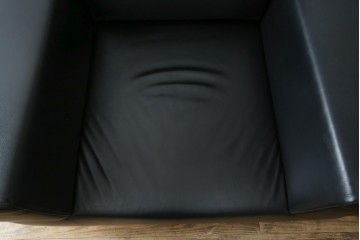 中古　オーストリア製　ヴィットマン(WITTMANN)　本革(レザー)　高級感漂う佇まいが魅力の1人掛けソファ(一人掛け、1P、アームソファ、ラウンジソファ)(R-066415)