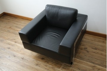 中古　オーストリア製　ヴィットマン(WITTMANN)　本革(レザー)　高級感漂う佇まいが魅力の1人掛けソファ(一人掛け、1P、アームソファ、ラウンジソファ)(R-066415)