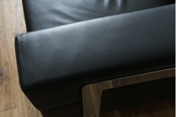 中古　オーストリア製　ヴィットマン(WITTMANN)　本革(レザー)　高級感漂う佇まいが魅力の1人掛けソファ(一人掛け、1P、アームソファ、ラウンジソファ)(R-066415)