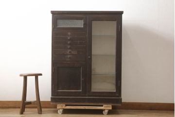 和製アンティーク　隠す収納・見せる収納に活躍してくれるデンタルキャビネット(ケビント、デンタルケース、ガラスケース、収納棚、戸棚、キャビネット、店舗什器)(R-066418)