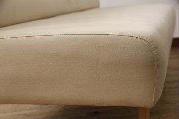 中古　美品　カリモク家具(karimoku)　CS62モデル　3人掛食堂椅子　特注ラムース　ナチュラルな空間を演出する三人掛けアームレスソファ(ダイニングソファ、長椅子、長イス)(定価約17万円)(R-066422)