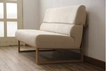 中古　美品　カリモク家具(karimoku)　CS62モデル　3人掛食堂椅子　特注ラムース　ナチュラルな空間を演出する三人掛けアームレスソファ(ダイニングソファ、長椅子、長イス)(定価約17万円)(R-066422)