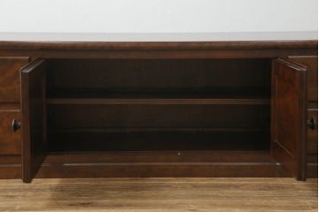 中古　美品!!　松本民芸家具　和・洋どちらのお部屋にも取り入れやすいテレビ台(ローボード、テレビボード、サイドボード、サイドキャビネット、収納棚、戸棚、引き出し、リビングボード)(定価約40万円)(R-066428)
