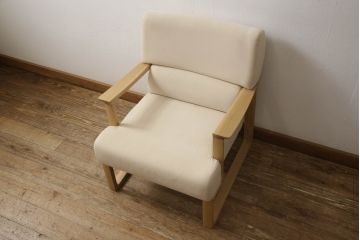 中古　美品　カリモク家具(karimoku)　オーク材　ピュアオーク色　LDチェアー　CS6210　特注ラムースT-5451　肘付食堂椅子　ナチュラルな空間を演出するリビングダイニングソファ(アームソファ、1人掛け、一人掛け、イス)(1脚定価約12万円)(R-066450)
