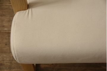 中古　美品　カリモク家具(karimoku)　オーク材　ピュアオーク色　LDチェアー　CS6210　特注ラムースT-5451　肘付食堂椅子　ナチュラルな空間を演出するリビングダイニングソファ(アームソファ、1人掛け、一人掛け、イス)(1脚定価約12万円)(R-066450)