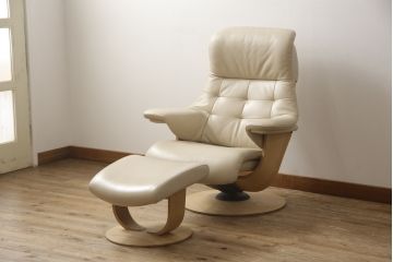 中古　超美品　カリモク家具(karimoku)　ザ・ファースト(THE FIRST)　RU7202(ソファ/S+サイズ)　RU101(オットマン/Sサイズ)　オーク材(ピュアオーク)　本革　リーベルホワイト　上質なくつろぎの時間を演出するリクライニングソファとオットマンのセット(レザー、リクライナー、アームチェア、1人掛け、一人掛け、フットスツール)(定価約34万円)(R-066452)