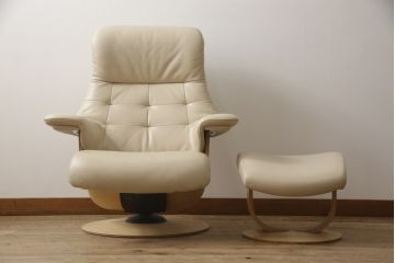 中古　超美品　カリモク家具(karimoku)　ザ・ファースト(THE FIRST)　RU7202(ソファ/S+サイズ)　RU101(オットマン/Sサイズ)　オーク材(ピュアオーク)　本革　リーベルホワイト　上質なくつろぎの時間を演出するリクライニングソファとオットマンのセット(レザー、リクライナー、アームチェア、1人掛け、一人掛け、フットスツール)(定価約34万円)(R-066452)