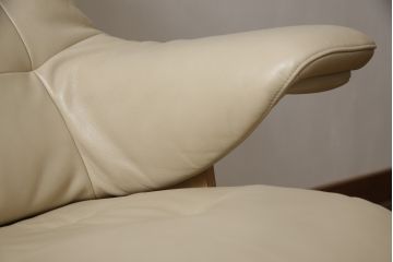 中古　超美品　カリモク家具(karimoku)　ザ・ファースト(THE FIRST)　RU7202(ソファ/S+サイズ)　RU101(オットマン/Sサイズ)　オーク材(ピュアオーク)　本革　リーベルホワイト　上質なくつろぎの時間を演出するリクライニングソファとオットマンのセット(レザー、リクライナー、アームチェア、1人掛け、一人掛け、フットスツール)(定価約34万円)(R-066452)
