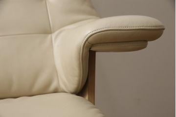 中古　超美品　カリモク家具(karimoku)　ザ・ファースト(THE FIRST)　RU7202(ソファ/S+サイズ)　RU101(オットマン/Sサイズ)　オーク材(ピュアオーク)　本革　リーベルホワイト　上質なくつろぎの時間を演出するリクライニングソファとオットマンのセット(レザー、リクライナー、アームチェア、1人掛け、一人掛け、フットスツール)(定価約34万円)(R-066452)