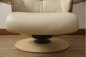 中古　超美品　カリモク家具(karimoku)　ザ・ファースト(THE FIRST)　RU7202(ソファ/S+サイズ)　RU101(オットマン/Sサイズ)　オーク材(ピュアオーク)　本革　リーベルホワイト　上質なくつろぎの時間を演出するリクライニングソファとオットマンのセット(レザー、リクライナー、アームチェア、1人掛け、一人掛け、フットスツール)(定価約34万円)(R-066452)