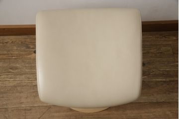 中古　超美品　カリモク家具(karimoku)　ザ・ファースト(THE FIRST)　RU7202(ソファ/S+サイズ)　RU101(オットマン/Sサイズ)　オーク材(ピュアオーク)　本革　リーベルホワイト　上質なくつろぎの時間を演出するリクライニングソファとオットマンのセット(レザー、リクライナー、アームチェア、1人掛け、一人掛け、フットスツール)(定価約34万円)(R-066452)