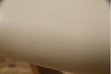 中古　超美品　カリモク家具(karimoku)　ザ・ファースト(THE FIRST)　RU7202(ソファ/S+サイズ)　RU101(オットマン/Sサイズ)　オーク材(ピュアオーク)　本革　リーベルホワイト　上質なくつろぎの時間を演出するリクライニングソファとオットマンのセット(レザー、リクライナー、アームチェア、1人掛け、一人掛け、フットスツール)(定価約34万円)(R-066452)