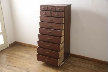 和製ビンテージ　高級品!!　国産　職人手造り工芸家具　美術家具「西谷」　菊座桑引手　九段　引き出し12杯付き!!桑材の彫刻取っ手が優美な印象の縦型引き出し(ハイチェスト、サイドチェスト、ランジェリーチェスト、ヴィンテージ)(R-066454)