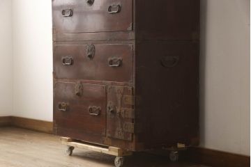 和製アンティーク　前面欅(ケヤキ)材　漆塗り　上品な丸金具がアクセントの二段重ね庄内箪笥(衣装タンス、収納たんす、引き出し、時代箪笥)(R-066462)