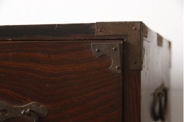和製アンティーク　前面欅(ケヤキ)材　漆塗り　上品な丸金具がアクセントの二段重ね庄内箪笥(衣装タンス、収納たんす、引き出し、時代箪笥)(R-066462)