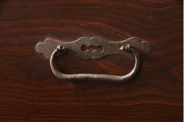 和製アンティーク　前面欅(ケヤキ)材　漆塗り　上品な丸金具がアクセントの二段重ね庄内箪笥(衣装タンス、収納たんす、引き出し、時代箪笥)(R-066462)