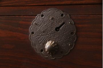 和製アンティーク　前面欅(ケヤキ)材　漆塗り　上品な丸金具がアクセントの二段重ね庄内箪笥(衣装タンス、収納たんす、引き出し、時代箪笥)(R-066462)